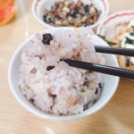✲*ﾟ﻿﻿今日は、北海道玄米雑穀を﻿食べました😌🍚💓﻿﻿﻿この玄米、﻿北海道産の玄米と雑穀をブレンド💕﻿﻿﻿いつものごはんに混ぜて炊くだけで、﻿手軽に栄養バ…のInstagram画像