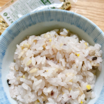 そのまま炊ける北海道玄米雑穀北海道産の玄米と雑穀をブレンド。いつものごはんに混ぜて炊くだけで、栄養バランスのとれた玄米雑穀ごはんが食べられます。ほどよい甘みに、もっちりした食感がおいし…のInstagram画像