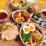 今日の晩ごはんは#ラーメン 🍜🍜お姉ちゃんはバイト帰ってから映画観に行ったのでともと2人。ともが作ってくれました〜。@kinrei_fan キンレイ様の#尾道ラーメン ！あっためるだけ…のInstagram画像