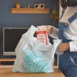 スーパーでのお買い物はエコバッグも使いますが、お魚やお肉を買った時などは、匂いがついたり、汁漏れの心配もあるので、エコバッグではなく、レジ袋に入れることも多いです。こちらは、デザインが可愛くて…のInstagram画像