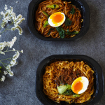 テーブルマークの「お皿がいらない」シリーズをお試ししました。お皿がいらない汁なし坦々麺（上）お皿がいらないジャージャー麺（下）袋を少し鋏でカットしてレンジで温めるだけ😋出してそのま…のInstagram画像