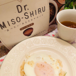 一日一食にプラしているドクター味噌汁。１回分一袋づつになっているのでとっても便利です。開けてお湯を注ぐだけ。手でカットできます。そば茶を入れてみました。おかきみたい。時間が経つ…のInstagram画像