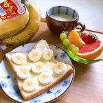 今日の朝ごぱん🍞モッツァレラチーズとバナナのとろりんハニー食パン🥪**食パンにモッツァレラチーズとバナナ乗せてレンジでチン♪とろんとしたところにはちみつをたらーり♡で完成🥰…のInstagram画像