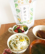 ..かけべじ🌽🥬.毎日の食事にかけるだけ、まぜるだけの簡単野菜！ご飯やお豆腐にかけたり、卵焼きやサラダにまぜるだけで手軽に野菜を摂れるとのこと！かけるだけ、まぜるだ…のInstagram画像