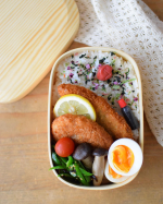 困った時のフライ弁当🤣大体その困ってる時って金曜日な気がする、、なんでだ。お弁当用のソースとか醤油とかって、100均で入れ物売ってるけど入れるのが面倒と言うか😑今日は正田醤油さ…のInstagram画像