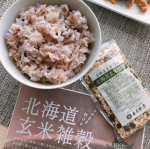 .今日のお昼ごはん【北海道玄米雑穀】を食べました☺︎研いだ白米(2〜3合)にザッと1袋を入れるだけ！手軽に栄養バランスのとれた玄米雑穀ごはんができあがり♬北海道玄米に12種類の北海道雑穀…のInstagram画像