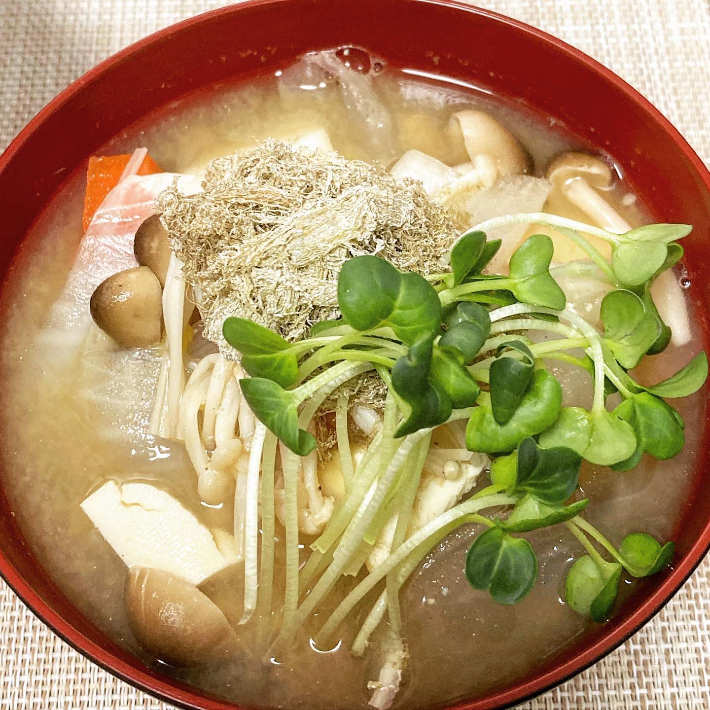 口コミ投稿：モニターでいただいた液みそを使った具沢山味噌汁です。具材は、新玉ねぎ、人参、榎…