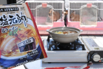 ベランダでうさぎを見ながら、カセットコンロでラーメンを作る。@kinrei_fanスープ・麺・具がキレイに冷凍されてます。お鍋に入れて煮込むだけ。#キンレイ #なべやき屋キンレ…のInstagram画像