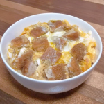 冷凍のフライってお弁当用ひと口サイズのイメージだったけどこれは大きめだから２つで満腹サイズのカツ丼できたー、揚げるとこなしでカツ丼できるの本当助かる。魚フライも大きめだから、これまたレンジだけでフ…のInstagram画像