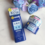 これ1本で #シミ・#肌あれ・#乾燥 を防いで、クリアな明るい素肌へと導く薬用美白スキンケアシリーズ＊それぞれ紹介しますね！▷エッセンスローション ホワイト#美白有効成分#プラセン…のInstagram画像