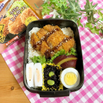 先日のお弁当🍙メインはMARUHANICHIROさんの四元豚ロースかつを使いました！一つのボリュームがすごい！袋から開けた時、大きくて普通にびっくりしました😂豚カツ食べたいけど…のInstagram画像
