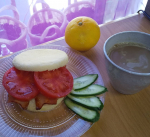 今日の朝ごパン🍞わたしはバーガー🍔風美味しそうな春トマト🍅&ベーコンを挟み、キュウリスライスをのせて🥒子供たちはたこ焼きの残り🐙たこ焼き用のお皿買っちゃった〰️🥰気分出るね〰️🥰…のInstagram画像