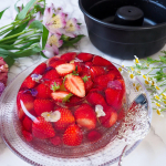 苺とラズベリーのゼリー🍓一度真っ赤なフルーツだけでゼリーをつくってみたくて😍@tramontina_jp のケーキ&フラン型で巨大なゼリーを作ってみました😍は、迫力‼️ちょっと楕円…のInstagram画像