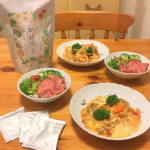 『かけべじ』をサラダにかけて、手軽にしっかり栄養を摂ろう！😋🥗.『かけべじ』は、13種の国産野菜を使用し、緑黄色野菜、淡色野菜の両方をバランスよく使用しています。🥬🥦🌽🥔🧅.ケールやよもぎ、パ…のInstagram画像