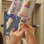 パックのまま使うからプラスチックボトルレス♪吊り下げられるのが便利なこちらの商品。ボトル底面のぬるぬるからも解放されます。キャップを外してノズルを取り付け、ボディソープなどの本体にフッ…のInstagram画像