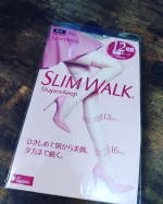 スリムウォークの着圧ストッキングを愛用中🤎むくみが気になる私の足も夕方まですっきりでした❗️こだわりの段階着圧で、ふくらはぎや太ももは引き締めるのにウエストは苦しくない😄色も絶妙でおばさん…のInstagram画像