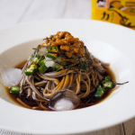 ヘルシーオクラ納豆ネバネバ蕎麦💓暑い日にぴったりの冷たいお蕎麦に、大根おろし、オクラ、ヤマダフーズのスパイシーカレー納豆、海苔をトッピングしてずるずるっといただきました😍イメージはカレーうどん…のInstagram画像