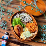 *今日のお弁当は「ガブッと！白身魚フライ」と花おこわです。花おこわは、もち米を炊いてから花ふりかけを混ぜ込みました。昨夜の残りというか常備菜的に作った玉子たっぷりのマカロニサラダとおかかの…のInstagram画像