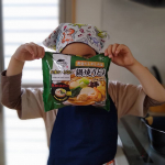 ・息子と2人おうちで過ごす#ゴールデンウィーク今日のお昼ご飯は息子が作ってくれました👦「お水がいらない 鍋焼うどん」これ具材もつゆも麺もひとつに冷凍されているから、パッケージから出し…のInstagram画像