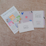 洋服タグに貼り付ける専用のお名前シール🌼洋服に名前を綺麗に書くのって難しいですよね😭洋服へのお名前付けに役立つ、お名前シール😳冊子になっているので保管しやすいお名前シールです😍…のInstagram画像