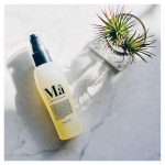 ⁎*｡꙳﻿MAヘアオイル﻿﻿﻿馬油ベースのヘアオイル。﻿﻿ヒトと皮脂や脂肪の構成が似ているということで肌なじみが良い馬油を液状にすることで、髪の表面に膜をはるだけでなく浸透力の…のInstagram画像