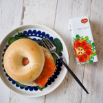 簡単にベーグルサンドで朝ごはん。サーモンとクリチです。それだけだと野菜が足りないなぁ〜でも冷蔵庫に何もないし…って時に頼りになる野菜ジュース🥤@lohaco.jp ロハコ限定デルモ…のInstagram画像