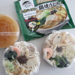 ・なべやき屋キンレイお水が要らない鍋焼きうどん・具材、うどん、ストレートだしが3層になって冷凍されています。なので、お鍋に入れて弱火から加熱し、だしが溶け出してから強火にして煮るだけ✨調理時…のInstagram画像