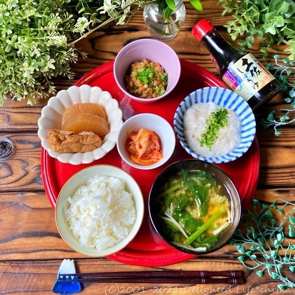 口コミ投稿：*今朝は和食の朝ごはん。 納豆、とろろ、大根とお揚げの煮物、キムチにほうれん草と…