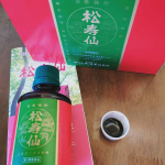 松寿仙一回に2ml専用カップで計量黒っぽく見える程の深い緑色私はお湯に混ぜて飲用苦くないんですよね👌朝と夜の食事前に飲用翌日の目覚めはスッキリ🎵冷え性改善にも期待しよう…のInstagram画像
