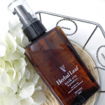 乾いた髪にも使えるアウトバス用ヘアオイル『HerbalLeaf（ハーバルリーフ ）ヘアオイル』タオルドライした髪に使いました😊手に取るとオイル感があるものの、髪に馴染ませると軽いつけ心地に変わ…のInstagram画像