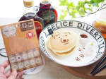 キャンドゥ購入品のラテアートステンシルを使って、簡単アレンジ♪粉末ココアを振るだけで手軽にパンケーキやプレートにアートが楽しめますよ。2種類の#メープルシロップ は#ロイヤルユキ さま…のInstagram画像