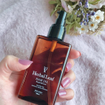 2020年の秋に新登場さらつや髪をつくるヘアオイル＊ハーバルリーフ オーガニックヘアオイル#ビタミンC誘導体 によるキューティクル補修に着目した#ヘアオイル。浸透性に優れたビタミンC誘導体…のInstagram画像