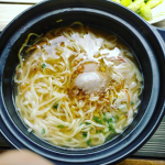 【キンレイラーメンで庭キャンプ】こんなご時世だから、なかなか外で楽しめない。「外へ行けないなら、庭でキャンプしよう」と、テーブルや椅子をだし、キャンプ用のガスも使い、あえて、外で冷凍ラーメン（笑）…のInstagram画像