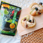 .💚濃いグリーンティー💚..先日、#玉露園 の #濃いグリーンティー を使って黒豆抹茶パン作ってみました♡ちょっと工程を間違えまして←きれいな緑色が出なかったんだけど💦でも２色でいいか…のInstagram画像