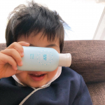 登園前のお約束👷🏻👩🏻シャルレ マイルドUVミルク🥛日が長くなったおかげで公園から帰るともう5時なんてこともしばしば気づけば太陽さんさん浴びてる毎日🌞母は何度も塗り直すけどタビは幼稚園…のInstagram画像