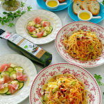 パパと2人でテレワークランチ🍴スペイン料理で有名な #タコのガリシア風それをアレンジしてパスタにしてみました🍝それとズッキーニを茹でて生ハムチーズと一緒にカルパッチョに✨.パスタは…のInstagram画像