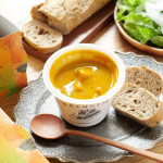 #野菜をmotto レンジカップスープの新発売商品　#北海道産かぼちゃのほっこりスープ　をお試しさせていただきました。北海道産かぼちゃをたっぷり使用し、じっくり炒めたオニオンソテーをバターでコク深…のInstagram画像