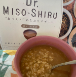 最近朝ごはんはこれ。Dr.味噌汁にオートミールを入れて、水入れてレンチン2分！とろみのついたおじやのようになって食べやすくてかつ美味しい‼️今まで、朝ごはん食べなかったけど、これを…のInstagram画像