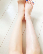左足→着圧ストッキングはいてます..右足→素足..左足のが色もだし引き締まって綺麗に見える😍👍🏻...#スリムウォーク #SLIMWALK #着圧ストッキング #シェイ…のInstagram画像
