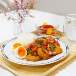 冷凍食品アレンジ🍳料理研究家で人気ブロガーのYuuさん考案のラク♡うまレシピで冷凍食品が変身したよ✨マルハニチロの「白身魚タルタルソース」に野菜たっぷりのサルサソースをかけると…のInstagram画像