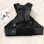 グッバイ猫背🐈‍⬛magicoキョウセイベルトFitPlus🏋🏻‍♀️長年の悩みの1つが猫背🐈子どもの頃から背中まんまるだったけど産後の抱っこ、授乳でどんどん丸く🤱🏻もう仕…のInstagram画像