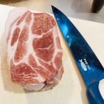 @spanishporkjapan 様のお肉半分にカットしたお肉画像。半分はまた今度別の料理に使おうと思います！豚の角煮柔らかくできて美味しくて満足❤#野菜をMOTTO #…のInstagram画像