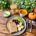 *今日の朝ごはんは、オーガニックパンにフルーツ、ヨーグルト、カフェオレ、そして野菜をMOTTO ほっこりかぼちゃのスープ♪ お気に入りの『野菜をMOTTO』シリーズから今回は「ほっこりかぼちゃの…のInstagram画像