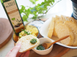 ベランダ菜園で育てているバジルがたくさん収穫できたのでバジルペーストを作ってみました。細かく刻んだバジルにオリーブオイル・薄くスライスしたにんにく・塩を入れて作ったバジルペーストはパンにつけた…のInstagram画像