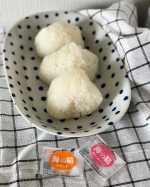 おにぎりの形が悪くてごめんなさい。でも味は美味しいんですよ。塩がいいからです。今回は伊豆大島産の海の精を使いました。「海の精あらしお」は伊豆大島で作られた伝統海塩なんで…のInstagram画像