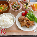 ♡今日の#晩ご飯🍳ハニーマスタードチキン🍳お味噌汁🍳壬生菜、大葉、かつお節、小魚のサラダ🍳アボカドお豆腐のわさびマヨサラダ（ @sokensha の有精卵マヨネーズ使用）…のInstagram画像