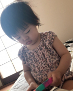 朝、私より先に起きて、ゴーポップ引っ張り出してきて側に座って…ただひたすらぽこぽこしてた😂笑💓起きるの遅くてゴメン…笑でも夢中でぽこぽこ…イイネ👍‼️私もやってみたけど、なんかハマるんだよ…のInstagram画像