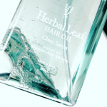 インスタですごくよく見かける人気のハーバルリーフ オーガニックシャンプーシリーズから🌿2020年秋に『ハーバルリーフ オーガニックヘアオイル フレッシュティーの香り』が発売。2021年夏🌴…のInstagram画像