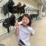 以前から馬に乗りたがってた﻿次女と﻿﻿20年ぶりに馬に乗る﻿私とで🐴﻿﻿大阪枚方市に有る﻿「乗馬クラブクレイン学研枚方」に﻿乗馬体験へ🏇﻿﻿日差しがきついので☀…のInstagram画像
