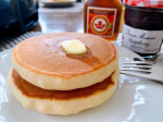 .ハワイのパンケーキミックスで朝パンケーキ🥞ふわふわ厚めになるようにして、バター多め、シロップ&ジャムどばどば。@sbfoods.official 様のラズベリージャムは甘すぎ…のInstagram画像